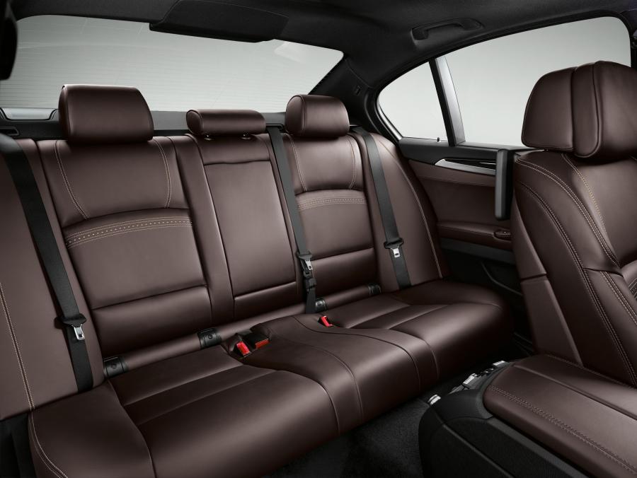 Интерьер BMW 535i Sedan Luxury Line (F10) 2013 года  (фото 36 из 40)